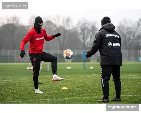 特写：沃尔夫斯堡后卫门线极限解围，随后手指太阳穴示意保持专注